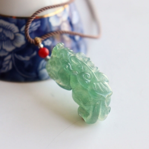 糯冰种油青翡翠貔貅吊坠
