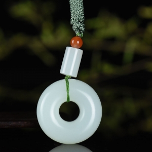 籽料和田白玉平安环吊坠