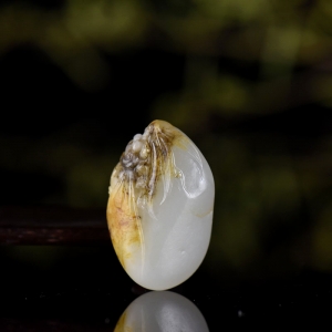 籽料和田白玉一鸣惊人吊坠