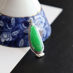 18k糯冰种翠绿翡翠福瓜吊坠