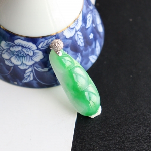 18k糯冰种翠绿翡翠连中三元吊坠