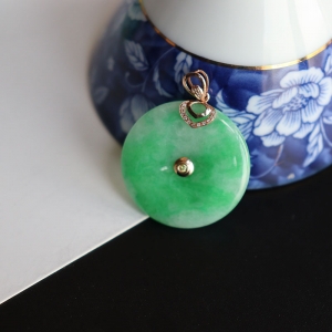 18k糯种翠绿翡翠平安扣吊坠