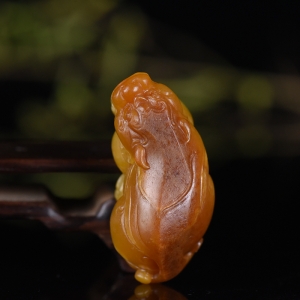 籽料和田玉黄沁貔貅吊坠