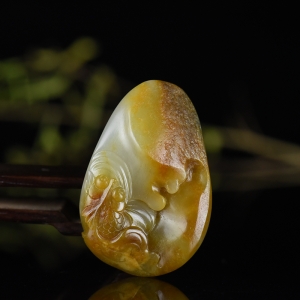 籽料和田玉年年有余吊坠