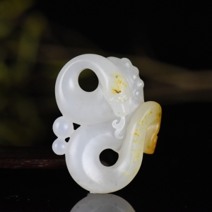 籽料和田白玉巳蛇吊坠