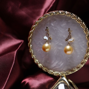 18k海水浓金珍珠耳钉