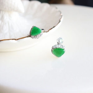 18k糯冰种翠绿翡翠套装