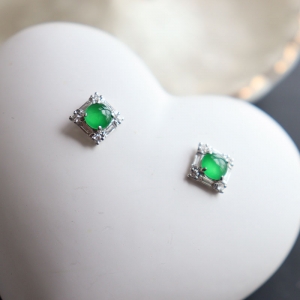 18k冰种翠绿翡翠方形耳钉