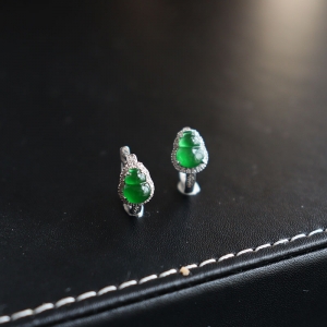 18k冰种翠绿翡翠葫芦耳扣
