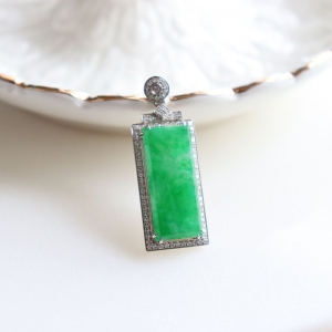 18k糯冰种翠绿翡翠无事牌吊坠