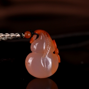 冰飘南红葫芦吊坠