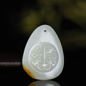 籽料和田白玉守护吊坠