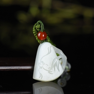 籽料和田白玉祝福吊坠