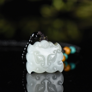 籽料和田青白玉守护吊坠