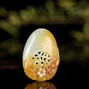 籽料和田玉黄沁喜上眉梢吊坠