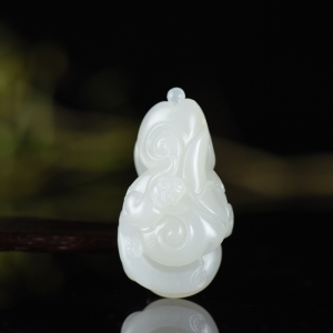 籽料和田白玉灵猴献瑞吊坠