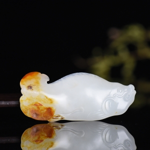 籽料和田白玉争上游吊坠