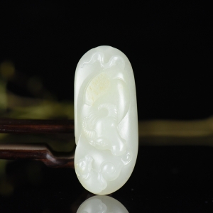 籽料和田白玉扭转乾坤吊坠