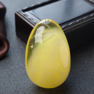 鸡油黄金绞蜜水滴吊坠