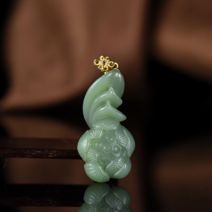 18K山料和田碧玉荷韵吊坠