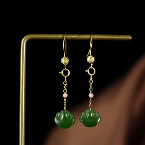 18K山料和田碧玉如意耳坠
