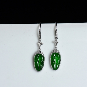 18K糯冰种翠绿翡翠金枝玉叶耳坠