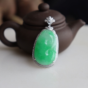 18k糯冰种翠绿翡翠如意吊坠