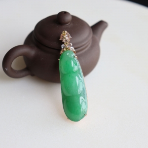 18k糯冰种翠绿翡翠连中三元吊坠