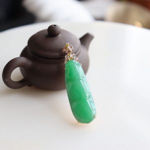 18k糯冰种翠绿翡翠连中三元吊坠