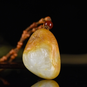 籽料和田白玉凤穿牡丹吊坠