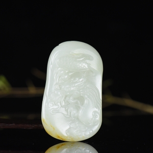 籽料和田白玉飞龙在天吊坠