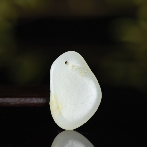 籽料和田白玉原石吊坠