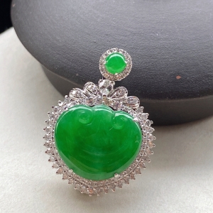 18K糯冰种翠绿翡翠如意吊坠