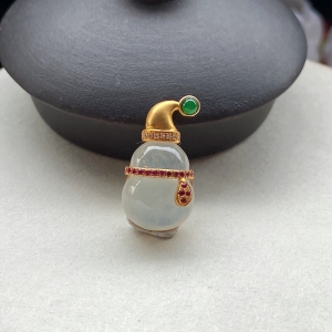 18K冰种翡翠葫芦吊坠