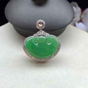 18K糯种浅绿翡翠如意吊坠