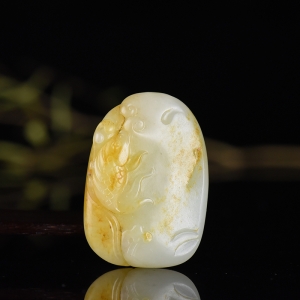 籽料和田白玉争上游吊坠