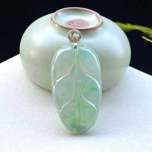 18K冰种飘绿花翡翠叶子吊坠