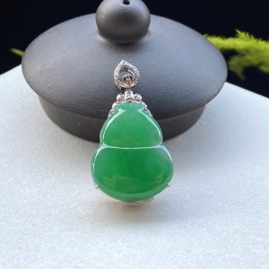 18K糯种翠绿翡翠葫芦吊坠