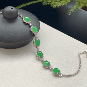 18K冰种浅阳绿翡翠手链