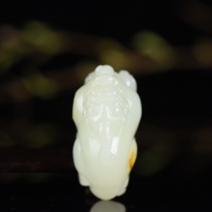 籽料和田白玉朝天吼吊坠