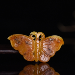 籽料和田玉黄沁蝴蝶吊坠