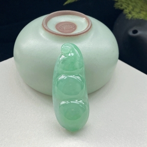 糯冰种浅绿翡翠福豆吊坠