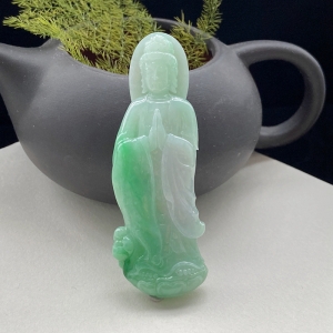 糯种带色翡翠观音吊坠