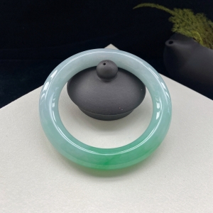 55.5mm糯种带色翡翠圆条镯