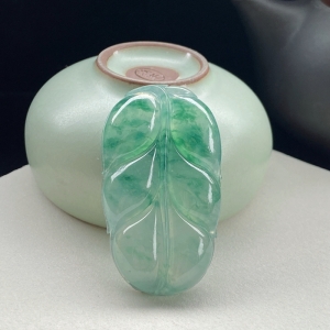 冰种飘花翡翠叶子吊坠