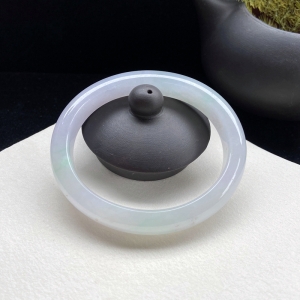 56mm糯冰种浅绿翡翠贵妃镯