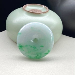 糯种翠绿翡翠平安扣吊坠