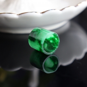 糯冰种翠绿翡翠路路通吊坠