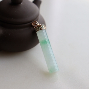 18k糯冰种飘花翡翠无事牌吊坠