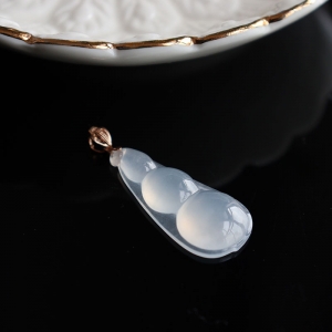 18k冰种翡翠连中三元吊坠